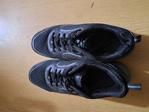 Neue Turnschuhe  42