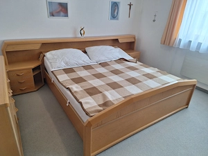 Schlafzimmer mit Bett und Kommode Bild 2
