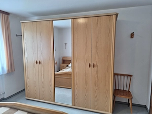 Schlafzimmer mit Bett und Kommode Bild 3