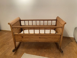 Hundertjährige Vollholzwiege