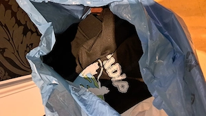 Sack mit Herrenkleidung Bild 2