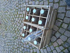 Milchflaschen und Holzkisten