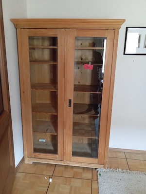 Schöner Vollholzschrank