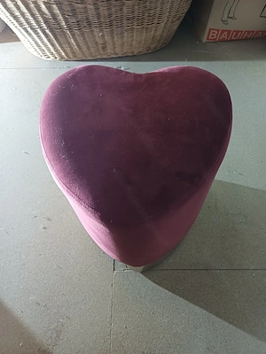 Stuhl in Herzform Rot