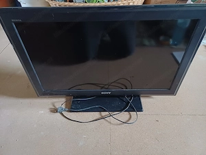 82 cm (32 Zoll) Full HD LCD-Fernseher, 50 Hz, 20 Watt RMS, Virtual Dolby, DVB-T Empfänger, 3x HDMI