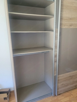Kleiderschrank mit Schiebetüren in Holzoptik   Grau - modern & geräumig
