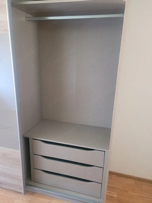 Kleiderschrank mit Schiebetüren in Holzoptik   Grau - modern & geräumig Bild 2