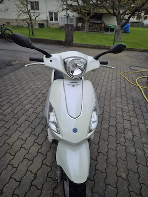 Piccagio Fly elfenbeinweiß Bild 3