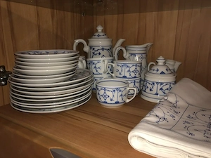 Kaffeservice mit dazugehöriger Tischdecke