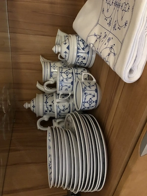 Kaffeservice mit dazugehöriger Tischdecke Bild 2