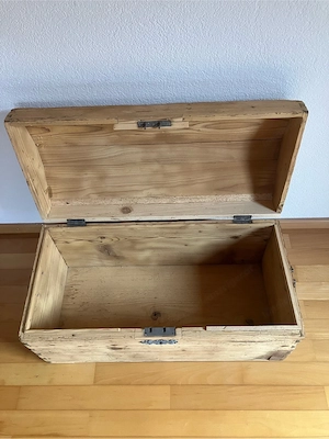 alte Holztruhe Bild 2