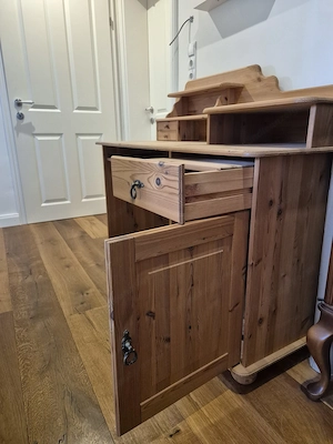 Schreibtisch aus Vollholz Bild 3