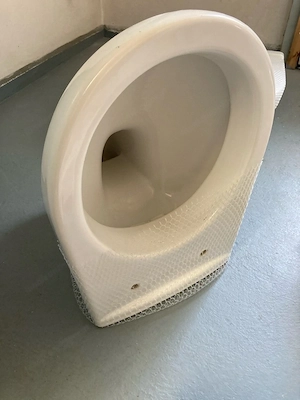 WC Schüssel und Waschbecken Bild 3