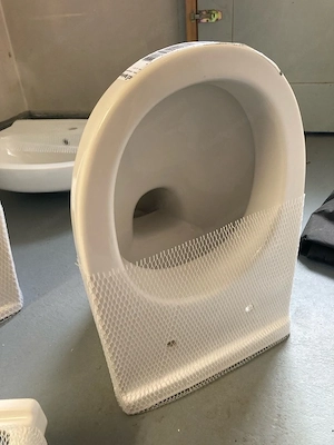 WC Schüssel und Waschbecken Bild 4