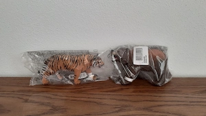 Schleich Tiere Tiger und Braunbär noch original verpackt ca. 10cm groß um je 5.- Euro zu verkaufen 