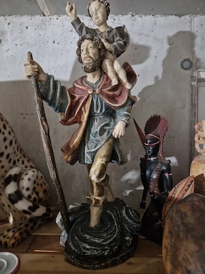 Exklusive antike Statuen und handgeschnitzte Kunstwerke.