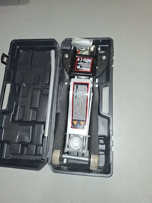 Wagenheber und Drehmomentschlüssel Bild 4