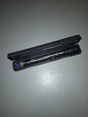 Wagenheber und Drehmomentschlüssel Bild 3