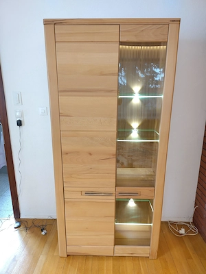 Verschenken Zwei Stück hohe Zierkästen Vitrinen, Front Echtholz, mit Beleuchtung, erst 3 Jahre alt