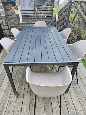 Gartentisch mit Stühlen