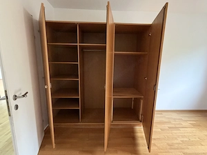 Holzschrank Bild 2