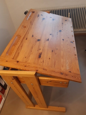 Höhenverstellbarer Schreibtisch aus Echtholz