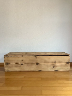 Alte Holztruhe Bild 2