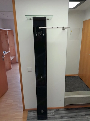 Garderobe aus schwarzen Glas zu verschenken  Bild 2
