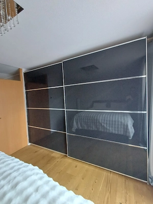 2-türiger sehr hochwertiger Schwebetüren Kleiderschrank  Bild 3