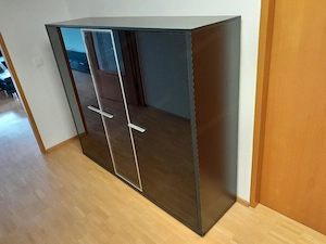 Schrank mit schwarzer Glas Front zu verschenken Bild 2