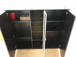 Schrank mit schwarzer Glas Front