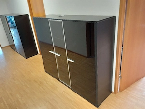 Schrank mit schwarzer Glas Front zu verschenken Bild 3