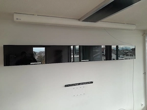 Hängeschrank mit schwarzer Glasfront 3-teilig zu verschenken 