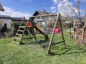 Schaukelgestell mit Rutsche