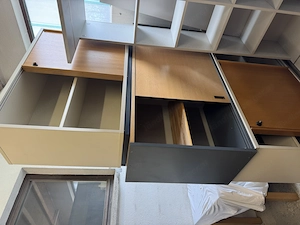 Diverse Büro Kästen mit Schiebetüren 