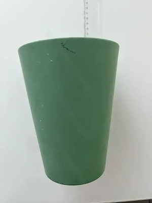 Schöner schlichter Blumentopf   Übertopf aus Ton in mattem Grün