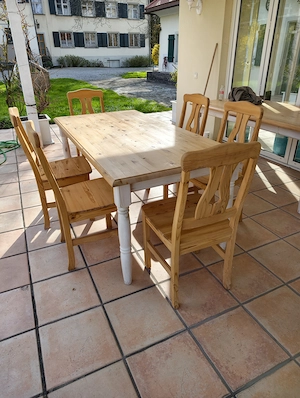 Tisch mit Stühlen Bild 2