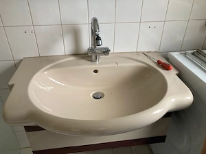Spiegelschrank, Waschbecken, Boiler, Badewanne zu verschenken