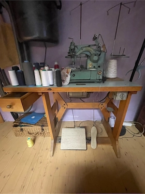 Einfass und Oberdeck i. Nähmaschiene