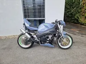 Suzuki gsxr 750 Srad Streetfighter Bild 4