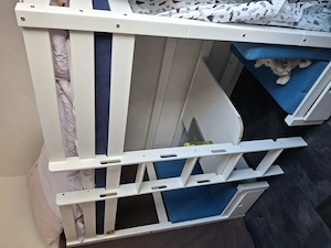 Stockbett mit Tischfunktion