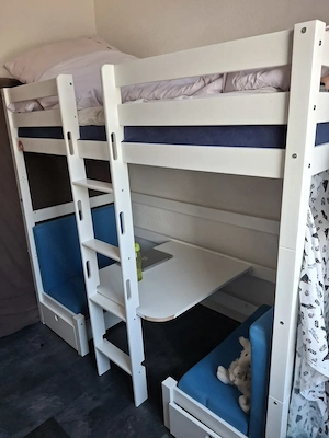 Stockbett mit Tischfunktion
