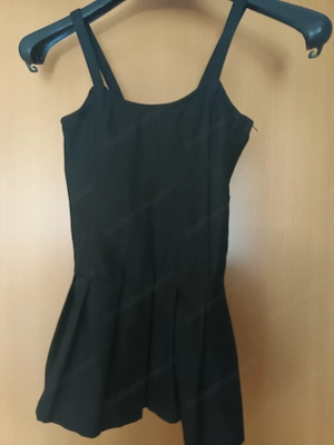 Kleiderpaket für mädchen Gr.134 beinhaltet schwarzes neues Trägerkleid Bild 2