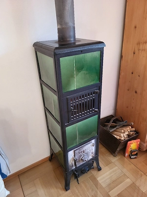 Stand-Kachelofen grün Bild 2