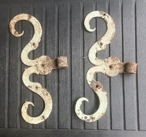 Alte schmiedeeiserne Türbänder