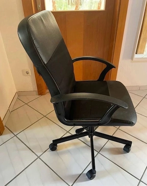 Büro-Stuhl (Drehstuhl).         Bild 2