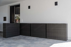 Vier hochwertige Pflanzkästen mit herausnehmbarem Einsatz im modernen Rattan-Look (dunkelgrau). Bild 4