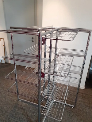 Regal 4-seitig mit je 4 Böden verstellbar