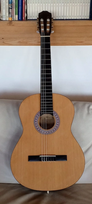 gute Vintage Konzertgitarre aus deutscher Fertigung, neu besaitet, mit Tasche