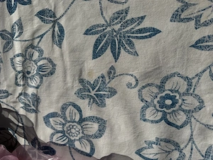 Tischdecke weiss mit blauen Blumendruck Bild 2